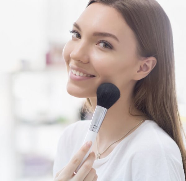 9 μυστικά μακιγιάζ από top make up artists (αραίωσε το make-up ή βάλε ρούζ πριν την bb!)