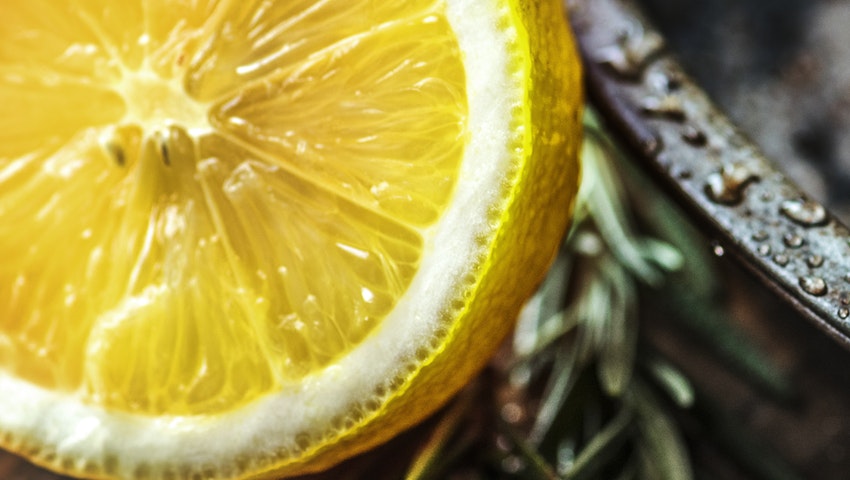 Η DIY μάσκα που θα δώσει ζωή στα μαλλιά που λαδώνουν αμέσως
