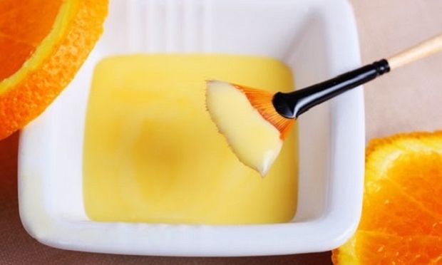 Φτιάξτε DIY μάσκα αναζωογόνησης με πορτοκάλι, για να διώξετε όλη την κούραση και την θαμπάδα της εβδομάδας.