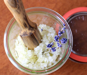 Φτιάχνουμε το δικό μας scrub σώματος με μυρωδιά μπισκότου!