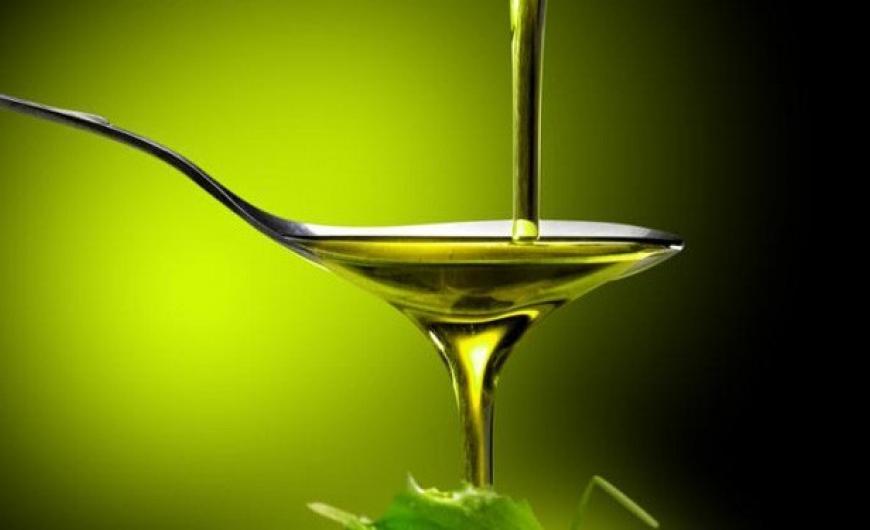 Μην πειραματίζεσαι με τις DIY μάσκες μαλλιών… Το μόνο που χρειάζεσαι είναι ελαιόλαδο.