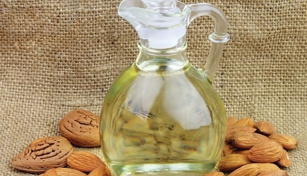 Αμυγδαλέλαιο για επιδερμίδα, χείλη, μαλλιά & βλεφαρίδες!