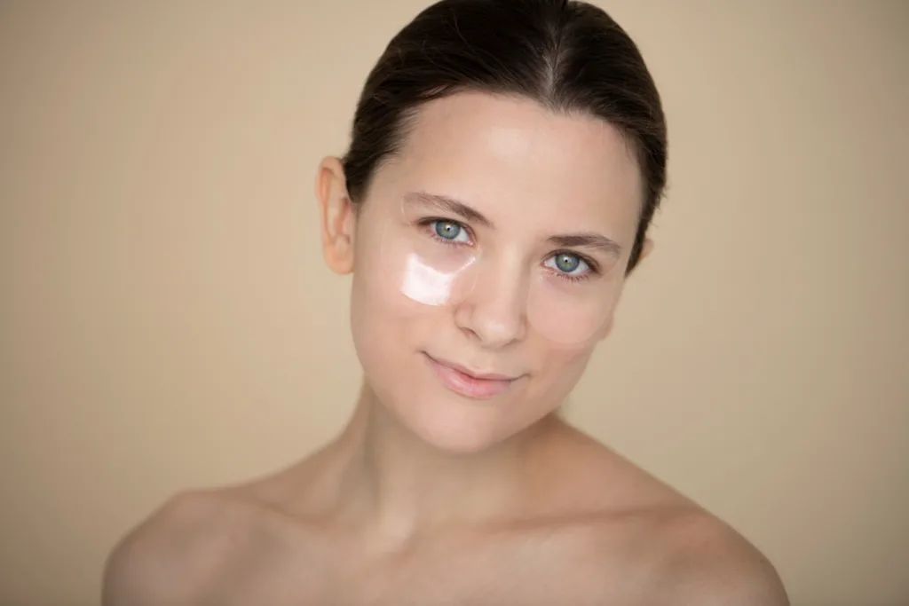 Το πανέξυπνο τρικ με το κονσίλερ που θα αφαιρέσει χρόνια από το πρόσωπό σου -Για λαμπερή επιδερμίδα