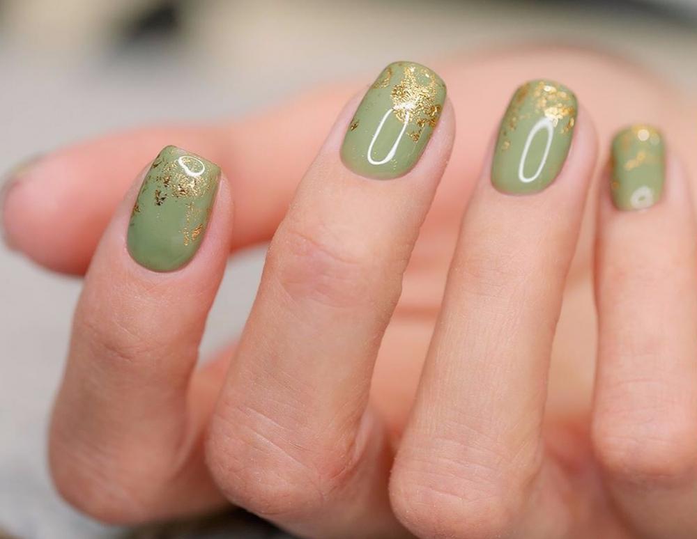 Το manicure που θα κάνει το γιορτινό σας look ακόμη πιο λαμπερό