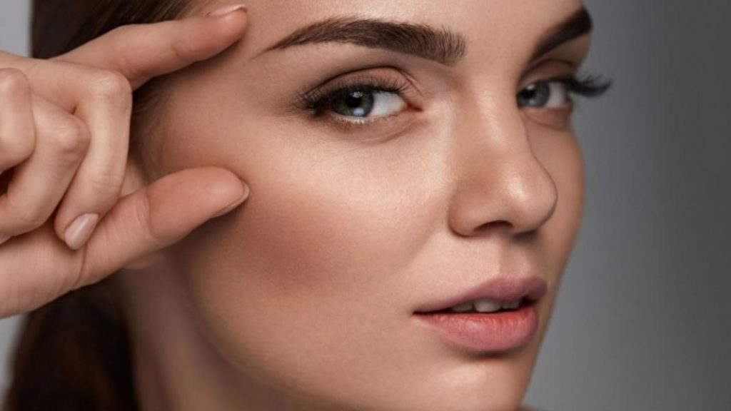 Δοκιμάστε αυτό το makeup trick και θα έχετε τέλεια φρύδια στη στιγμή