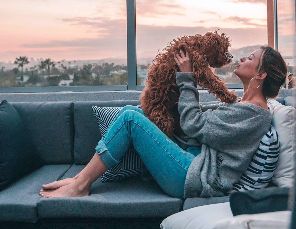 8 tips για να φαίνεστε λιγότερο φουσκωμένοι σήμερα το βράδυ