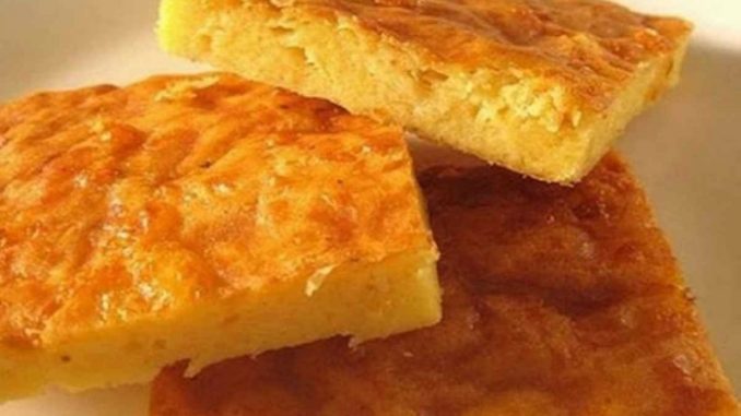 Δεν θα σταματήσετε να την τρώτε: Πανεύκολη τυρόπιτα με γιαούρτι και χωρίς φύλλο