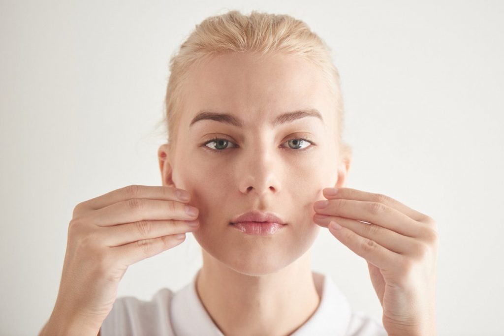 Face yoga: Οι πιο εύκολες ασκήσεις που πρέπει να δοκιμάσεις εδώ και τώρα
