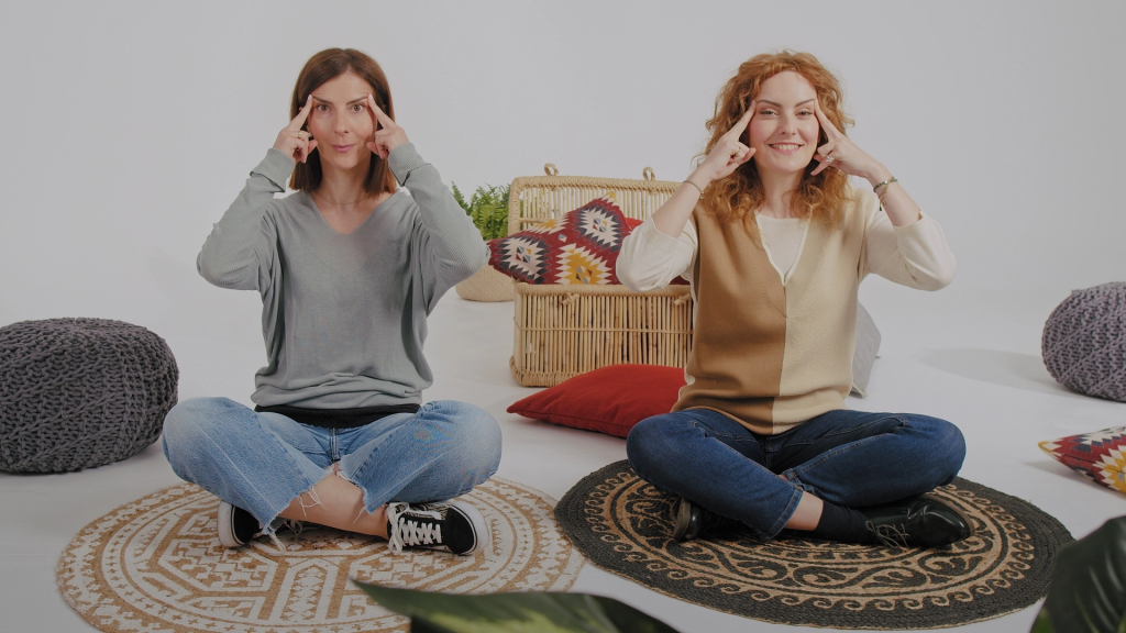 «Πόδι της χήνας»: Η άσκηση face yoga που λειαίνει τις γραμμές και τις ρυτίδες στα μάτια