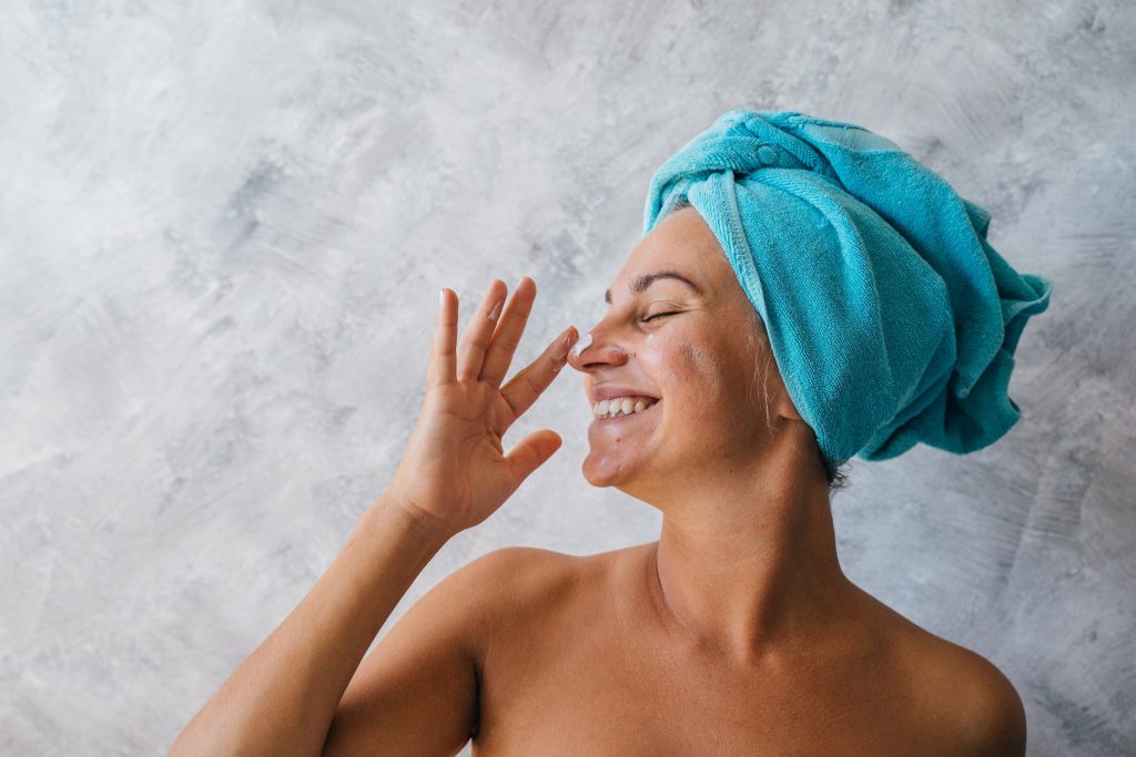 5 DIY μάσκες προσώπου που βοηθούν στη μείωση ζημιάς του δέρματος από τον ήλιο