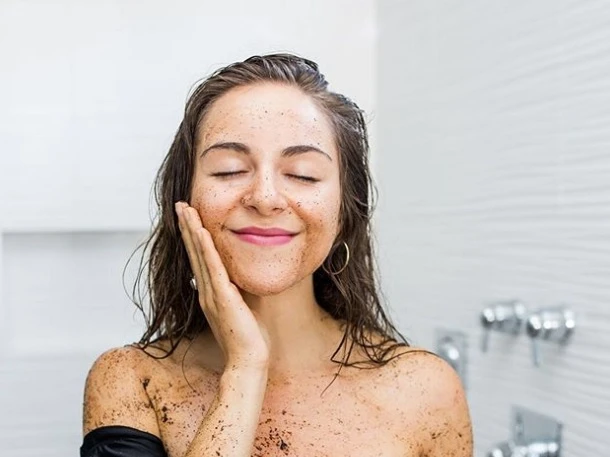 Το συστατικό που πρέπει να έχει το scrub αν έχεις λιπαρό δέρμα