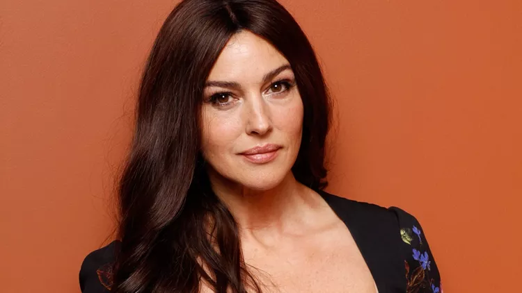 Η Monica Bellucci έκανε την αλλαγή που κάθε γυναίκα άνω των 50 πρέπει να κάνει στα μαλλιά της τώρα