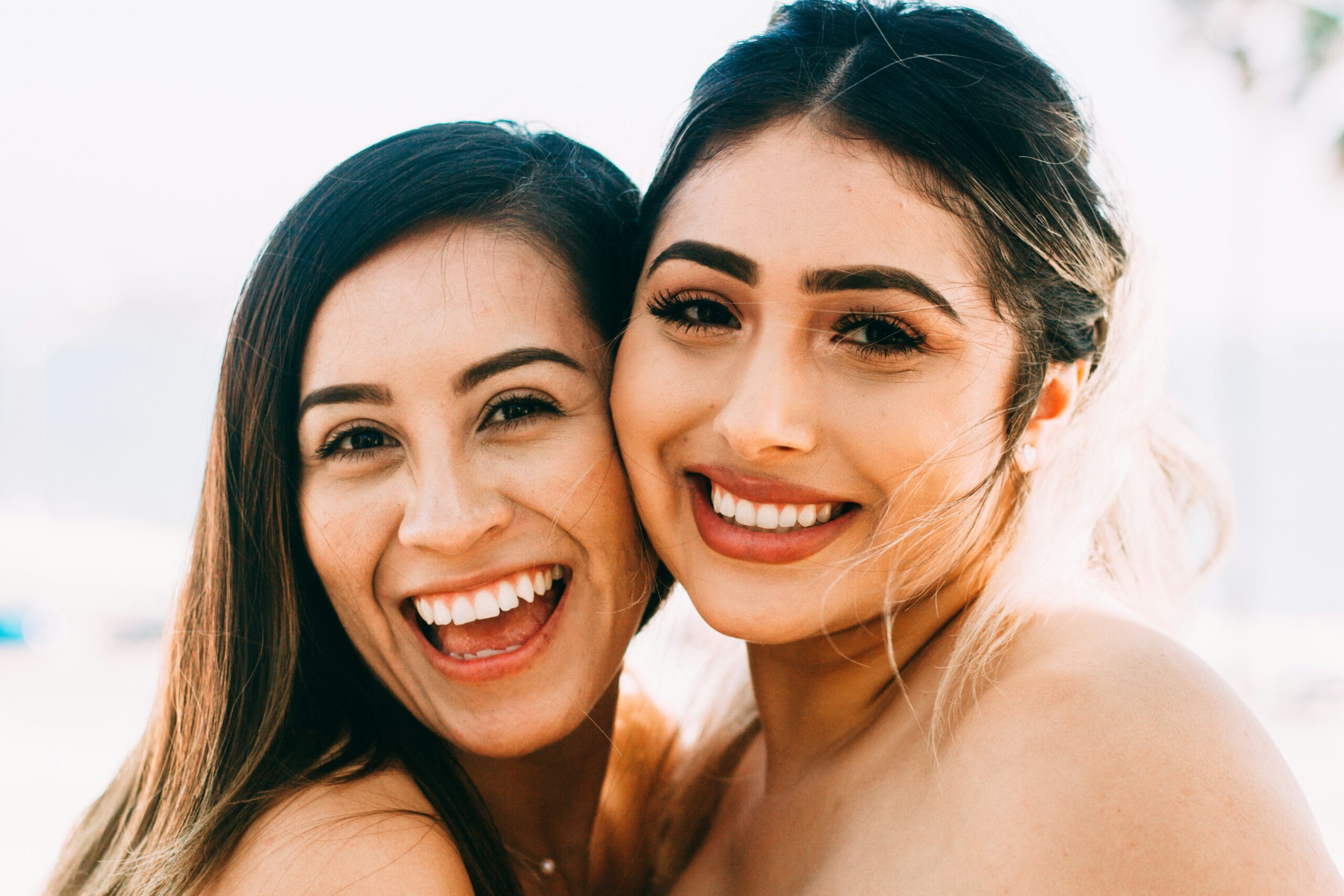 Smile! Πώς θα κάνετε τα δόντια σας να δείχνουν πιο λευκά;