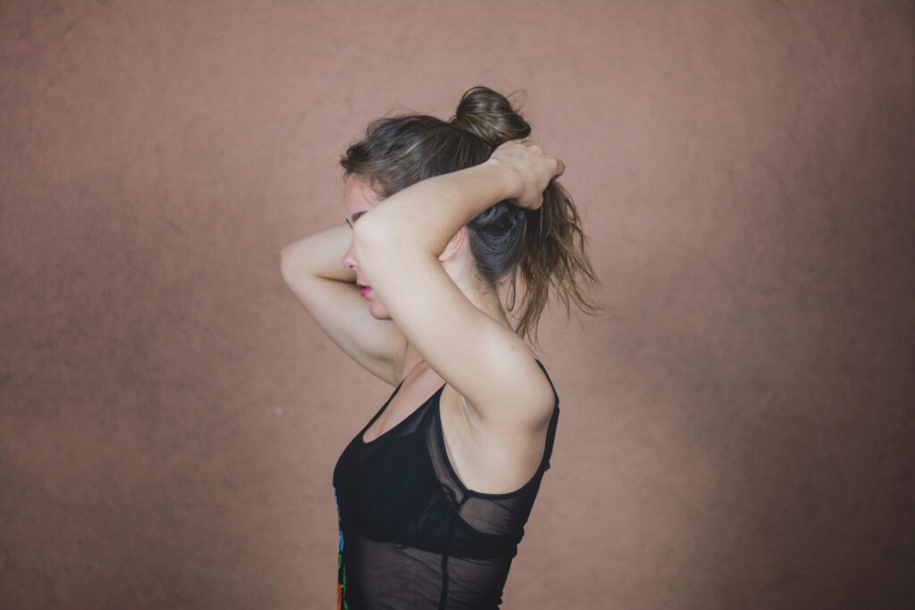 Ballerina bun: Πώς να κάνεις μόνη σου το κομψό χτένισμα που αποπνέει διαχρονική πολυτέλεια