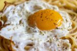 Μακαρονάδα “τσουχτή”: Μανιάτικη συνταγή για μακαρόνια με αυγά έτοιμα σε 8′