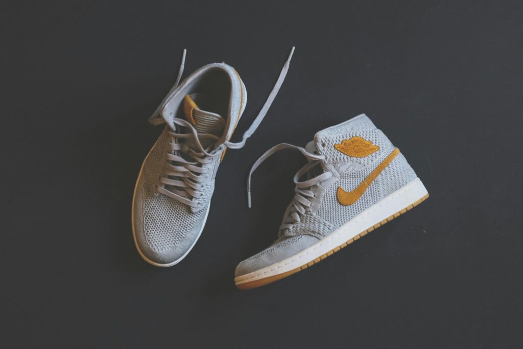 Ένα κόλπο για να ξαναγίνουν τα sneakers σας λευκά σαν καινούρια