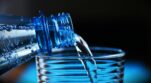 8 Λόγοι που το Νερό της Βρύσης Είναι Καλύτερο από το Εμφιαλωμένο Νερό