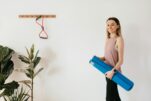 Wall Pilates: 5 ασκήσεις στον τοίχο για μετά τα 50