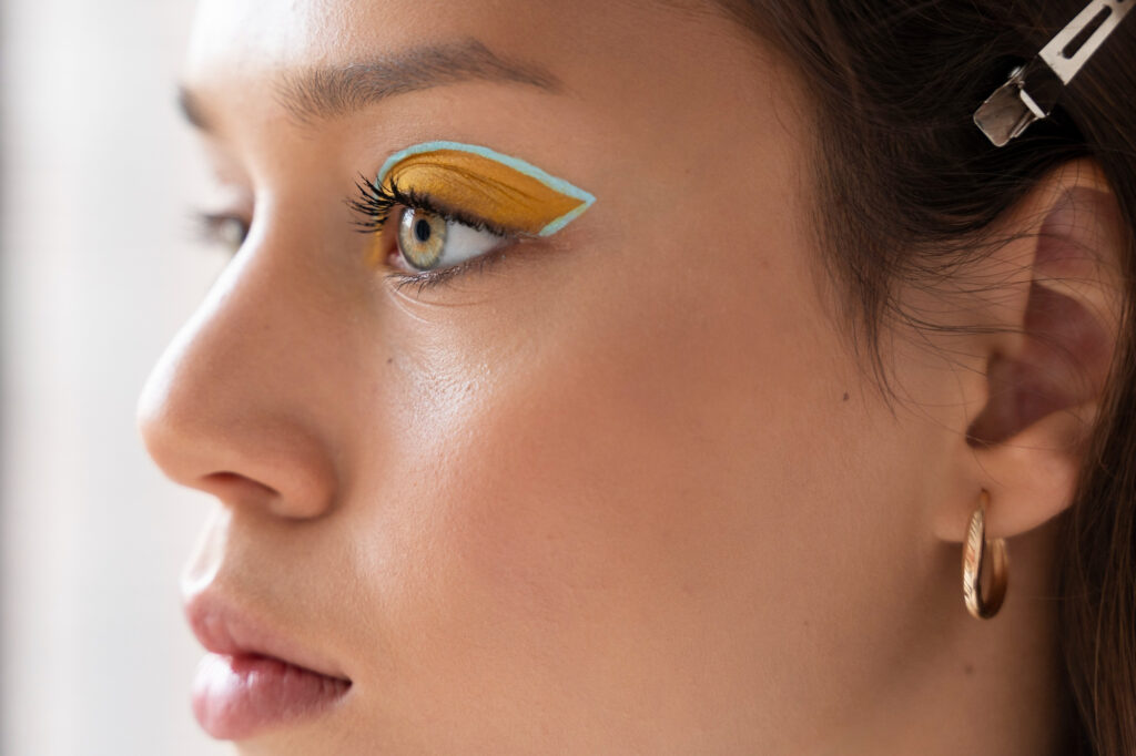 Pretty eyes | Πώς θα πετύχεις φυσικό εφέ ανόρθωσης ματιών μόνο με μια σκιά