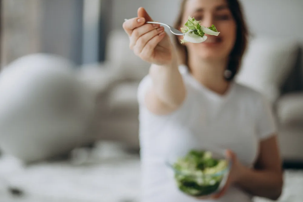 MINDFUL EATING: Η ΕΠΙΣΤΗΜΟΝΙΚΗ ΜΕΘΟΔΟΣ ΠΟΥ ΚΑΙΕΙ ΛΙΠΟΣ ΧΩΡΙΣ ΝΑ ΣΤΕΡΕΙΣΑΙ