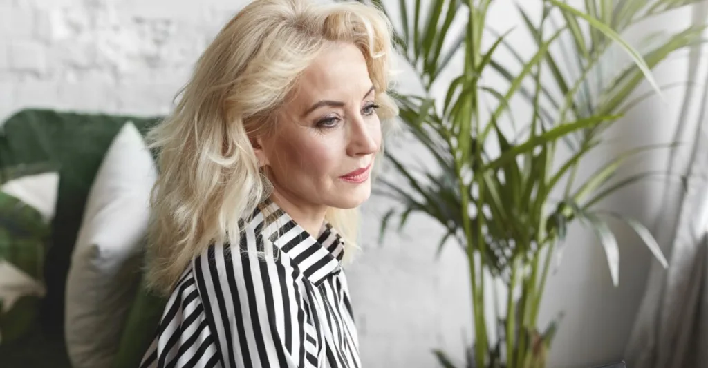 60+ ΚΑΙ ΛΑΜΠΕΡΗ: ΤΟ ΧΡΩΜΑ ΜΑΛΛΙΩΝ ΠΟΥ «ΣΒΗΝΕΙ» ΧΡΟΝΙΑ